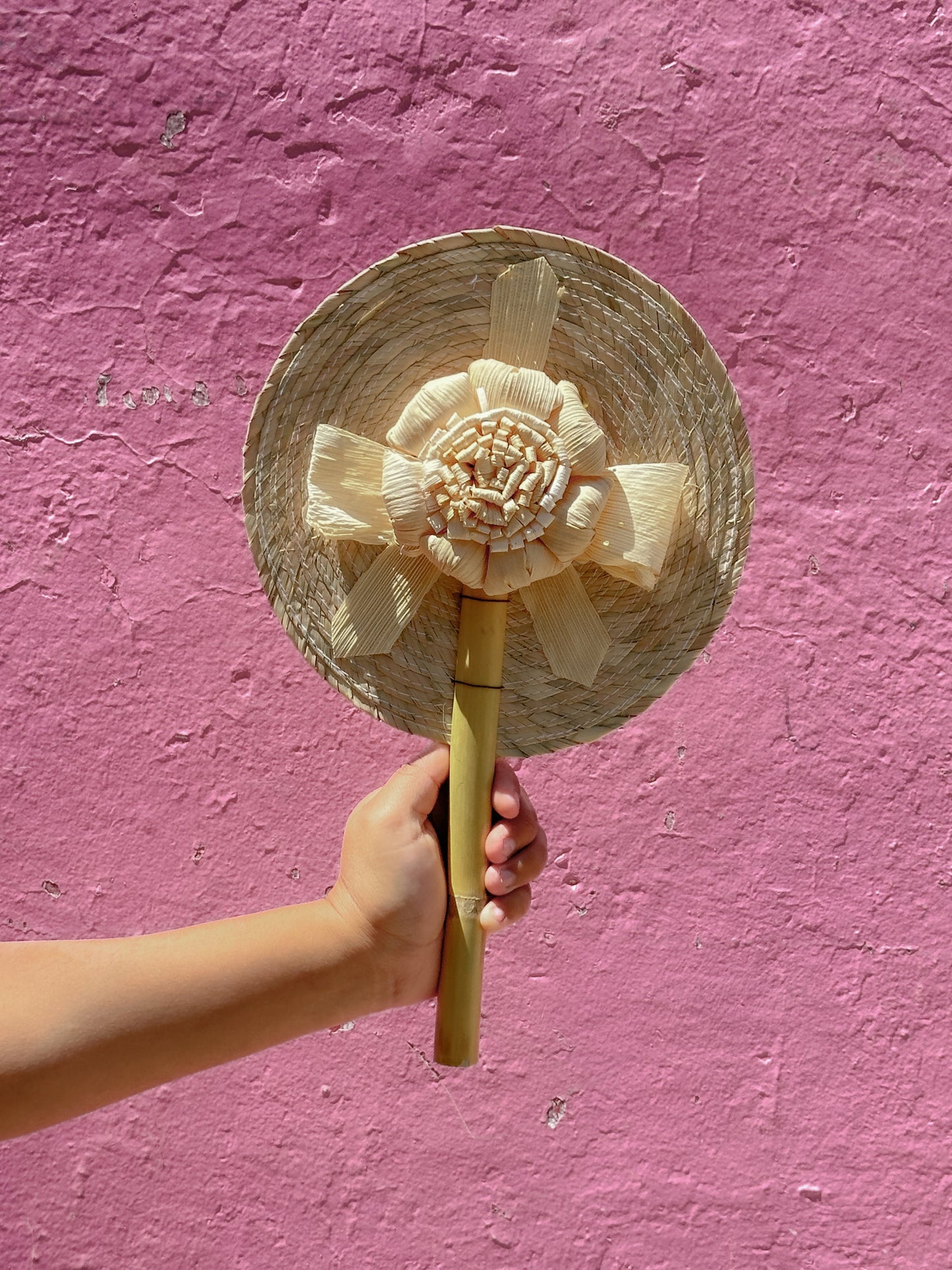 Abanico de mano mexicano con flores