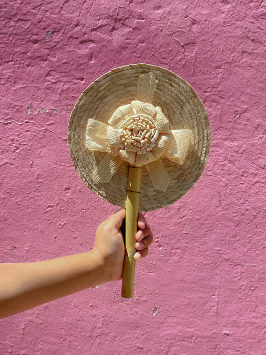 Abanico de mano mexicano con flores