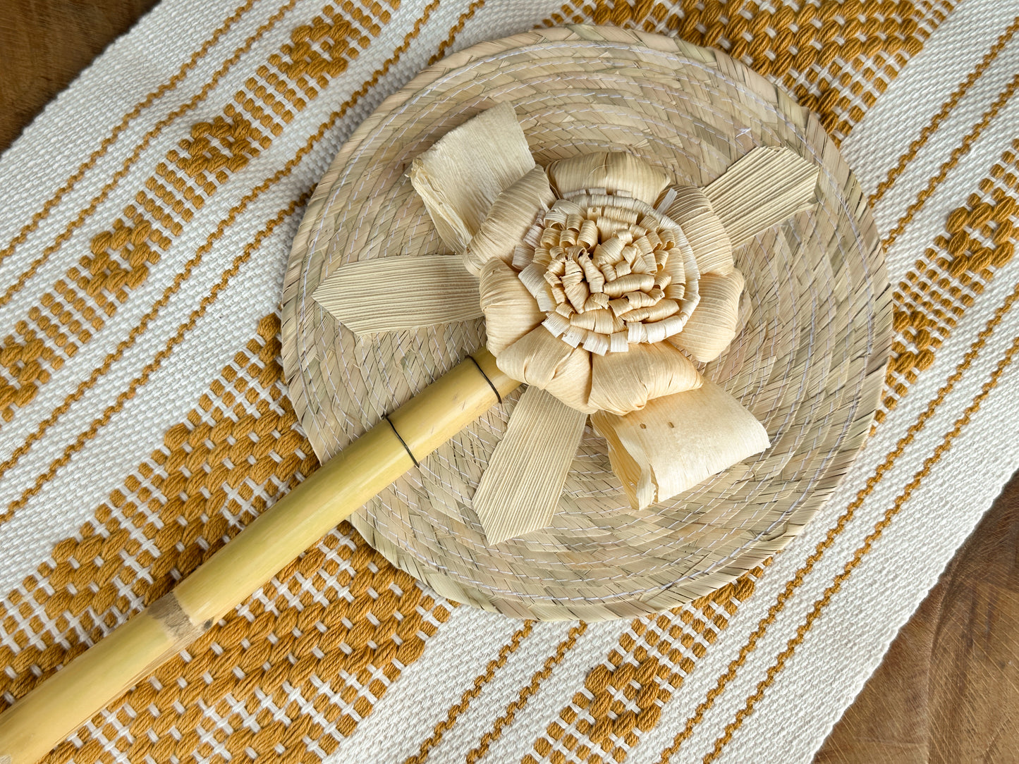 Abanico de mano mexicano con flores