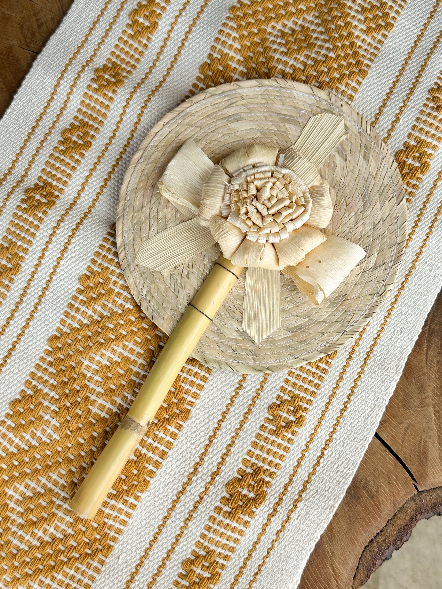 Abanico de mano mexicano con flores