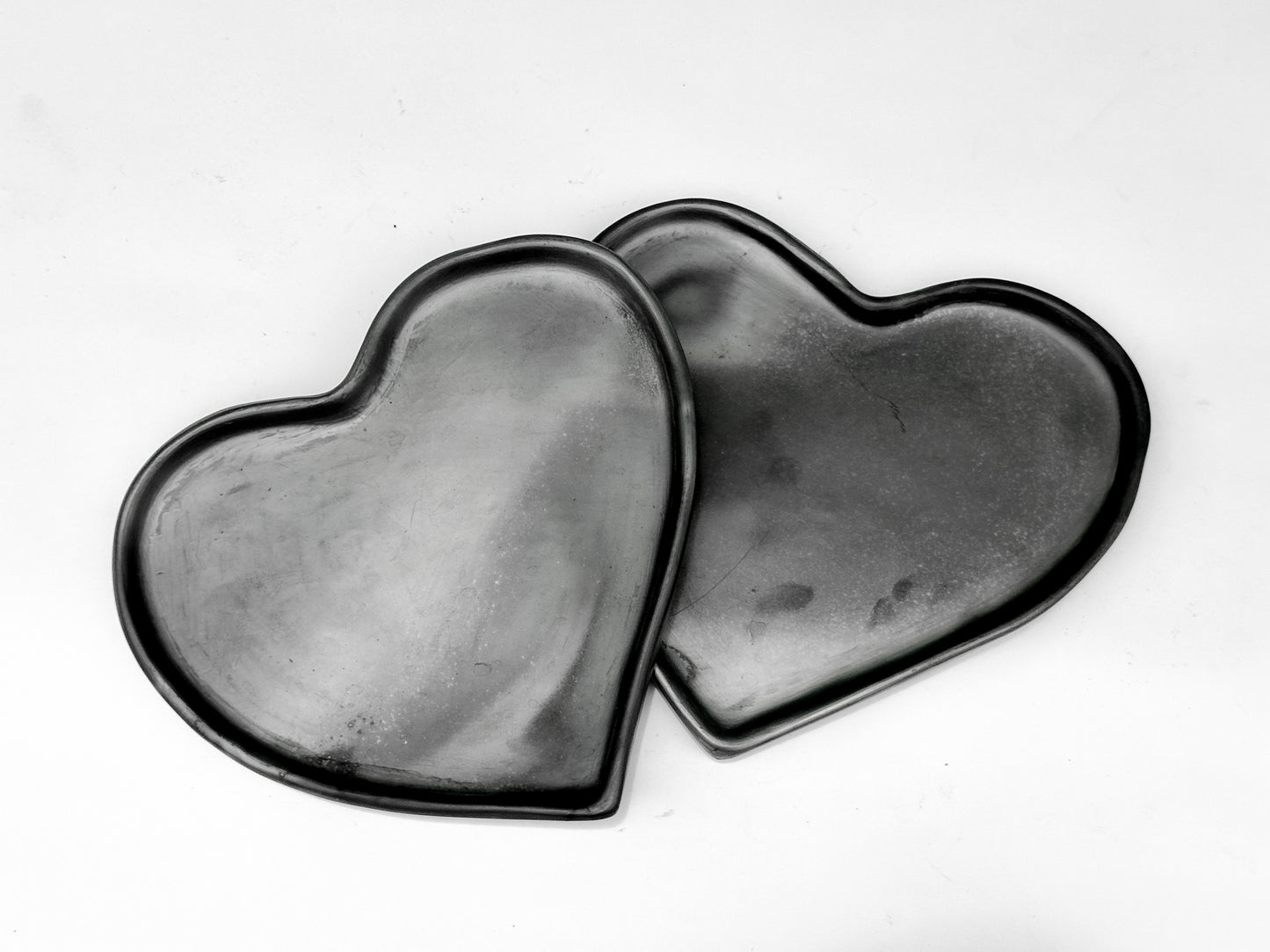 Bandeja multiusos de arcilla negra con forma de corazón