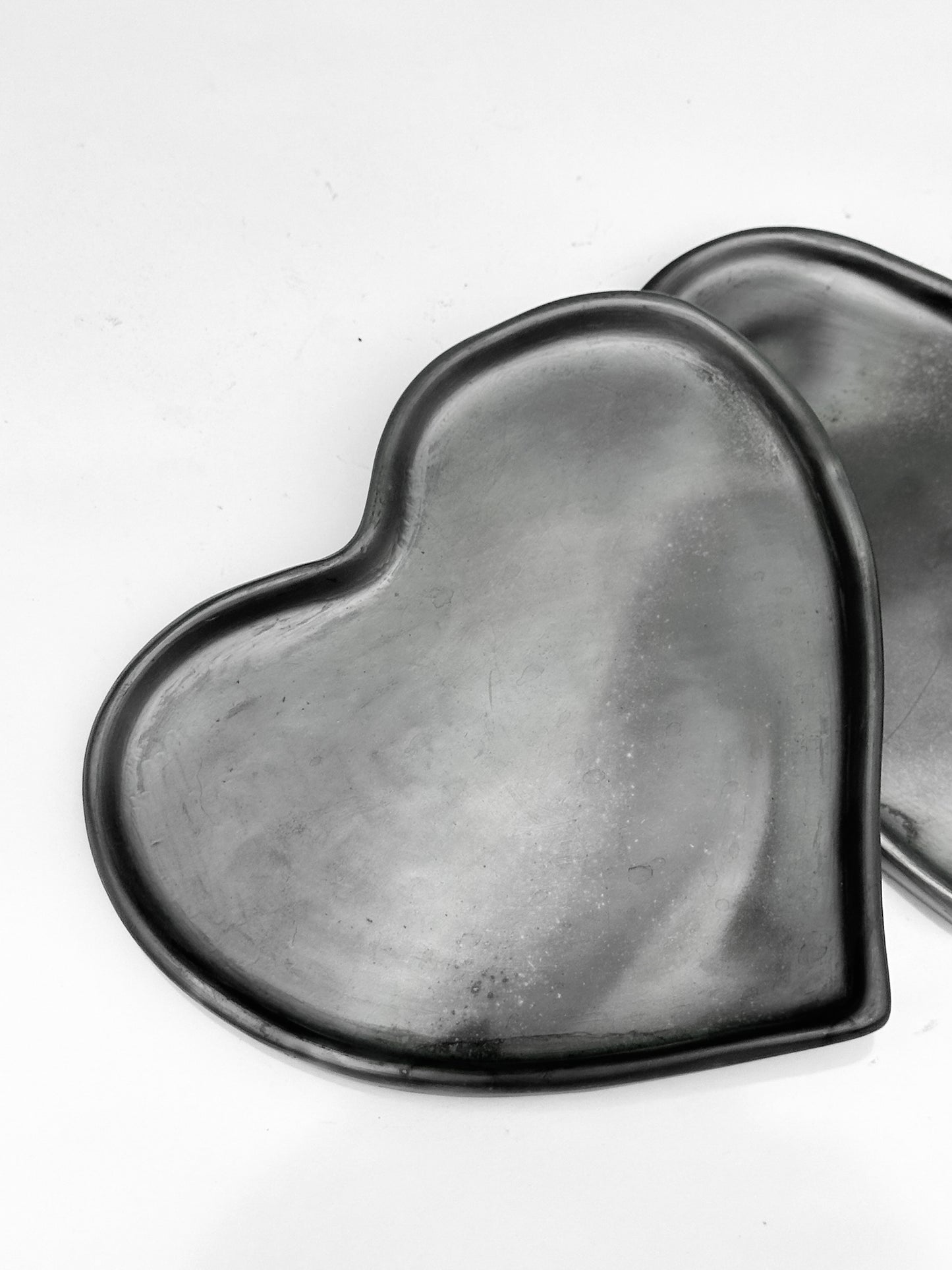 Bandeja multiusos de arcilla negra con forma de corazón