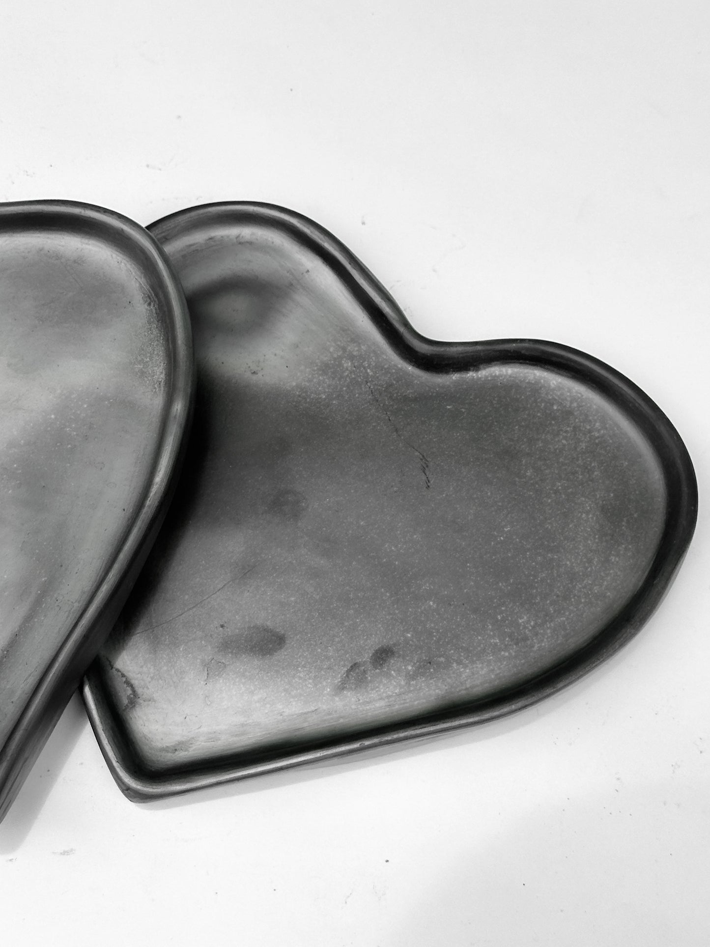 Bandeja multiusos de arcilla negra con forma de corazón