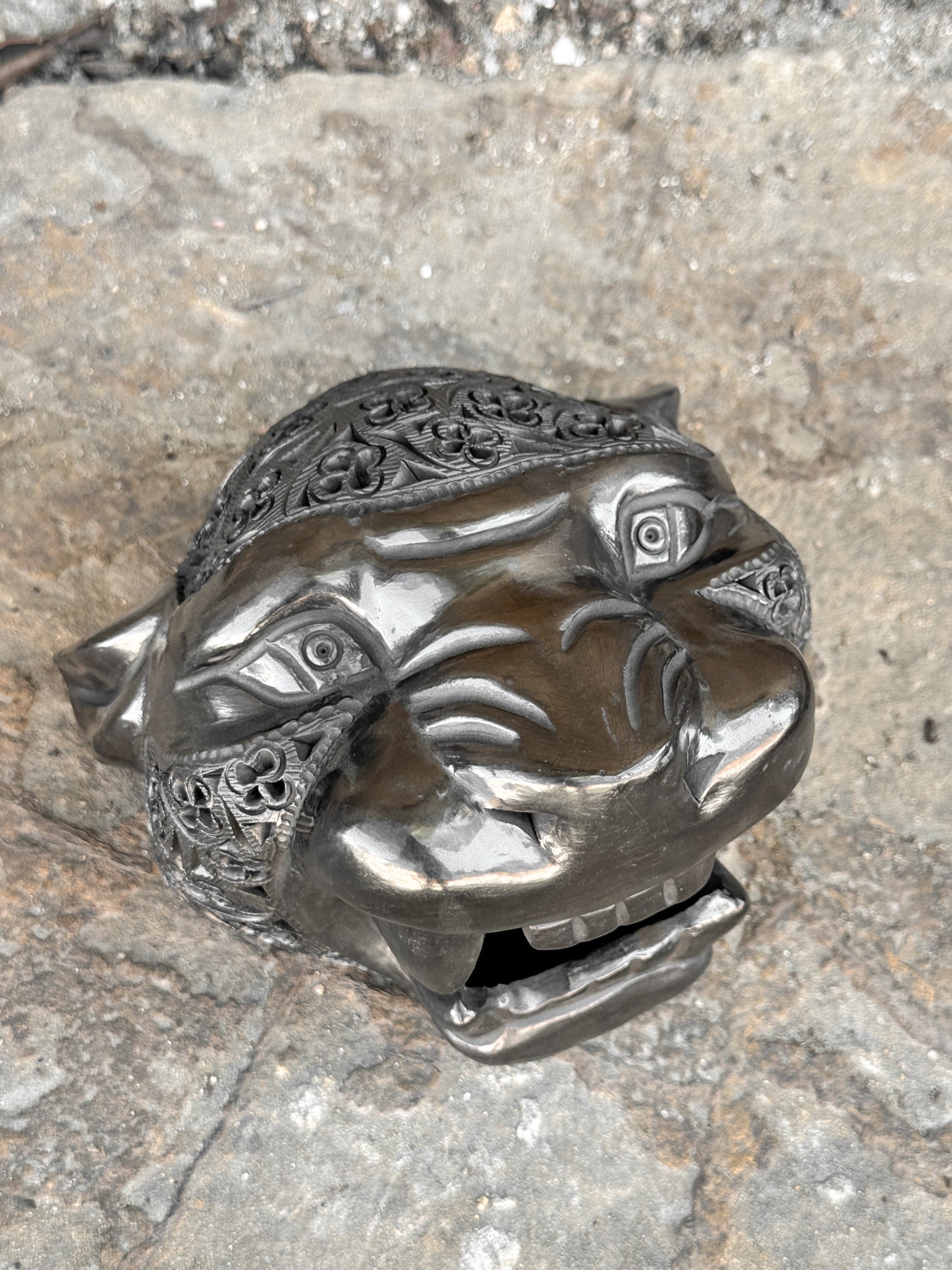Jaguar de arcilla negra