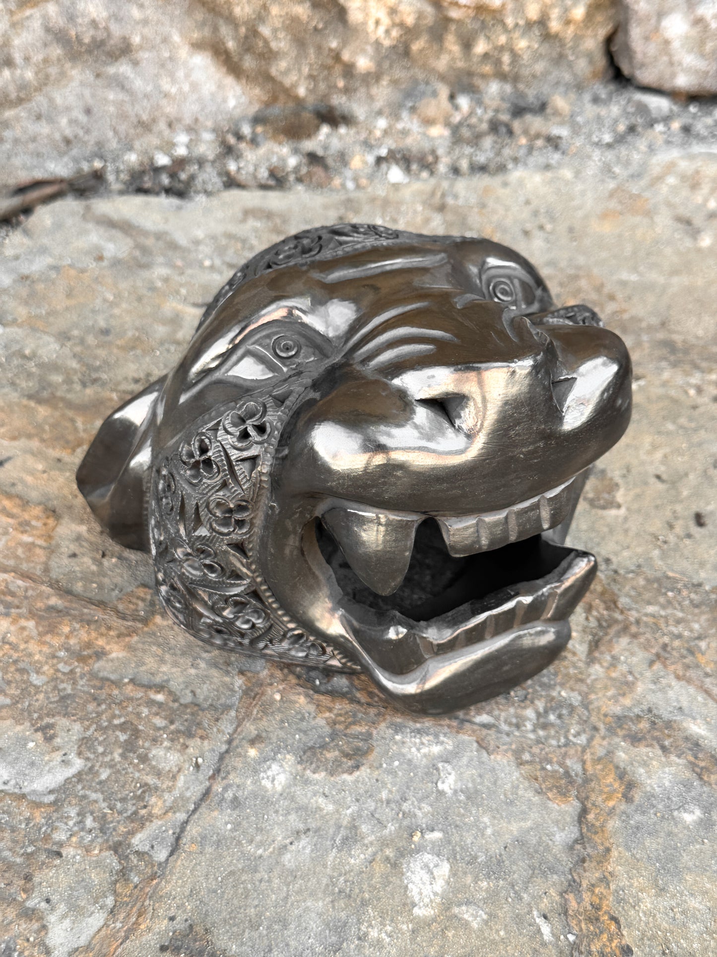 Jaguar de arcilla negra