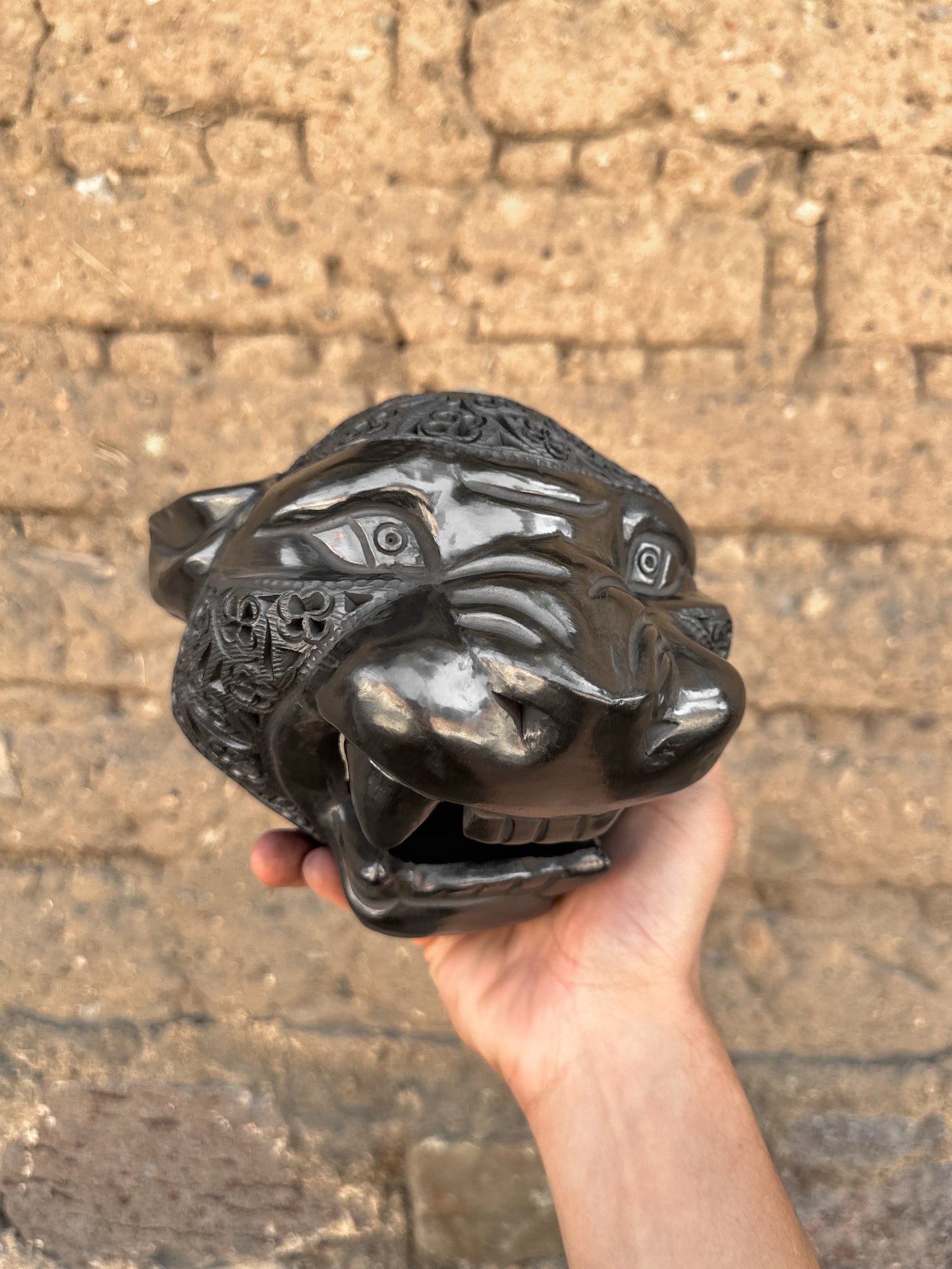 Jaguar de arcilla negra