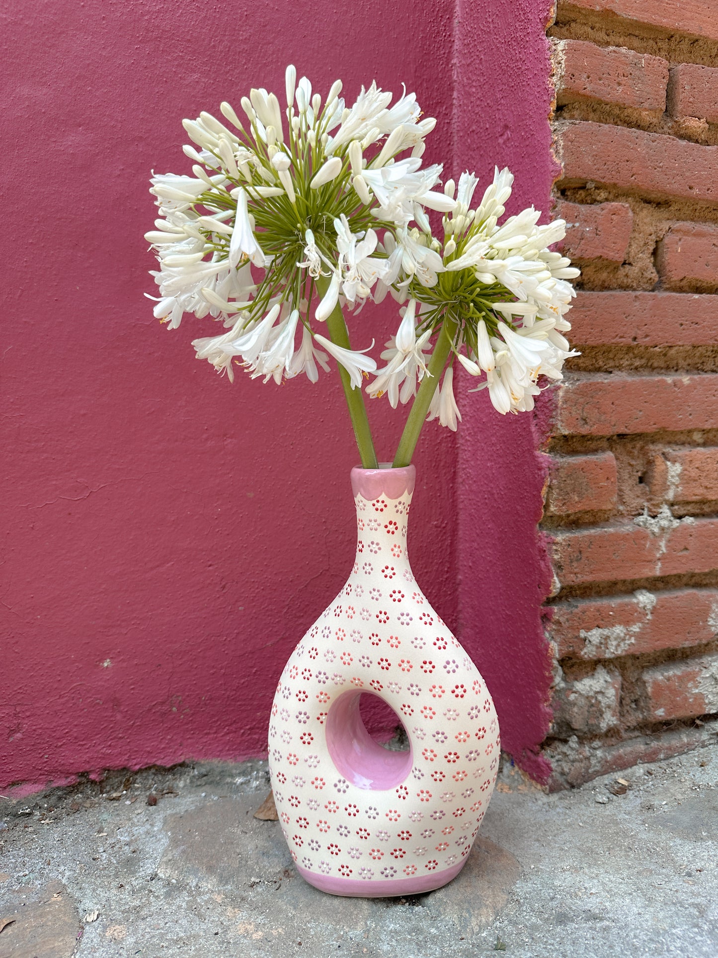 Jarrón redondo con flores en preventa (ENVÍO EN APROX. 6-12 SEMANAS)