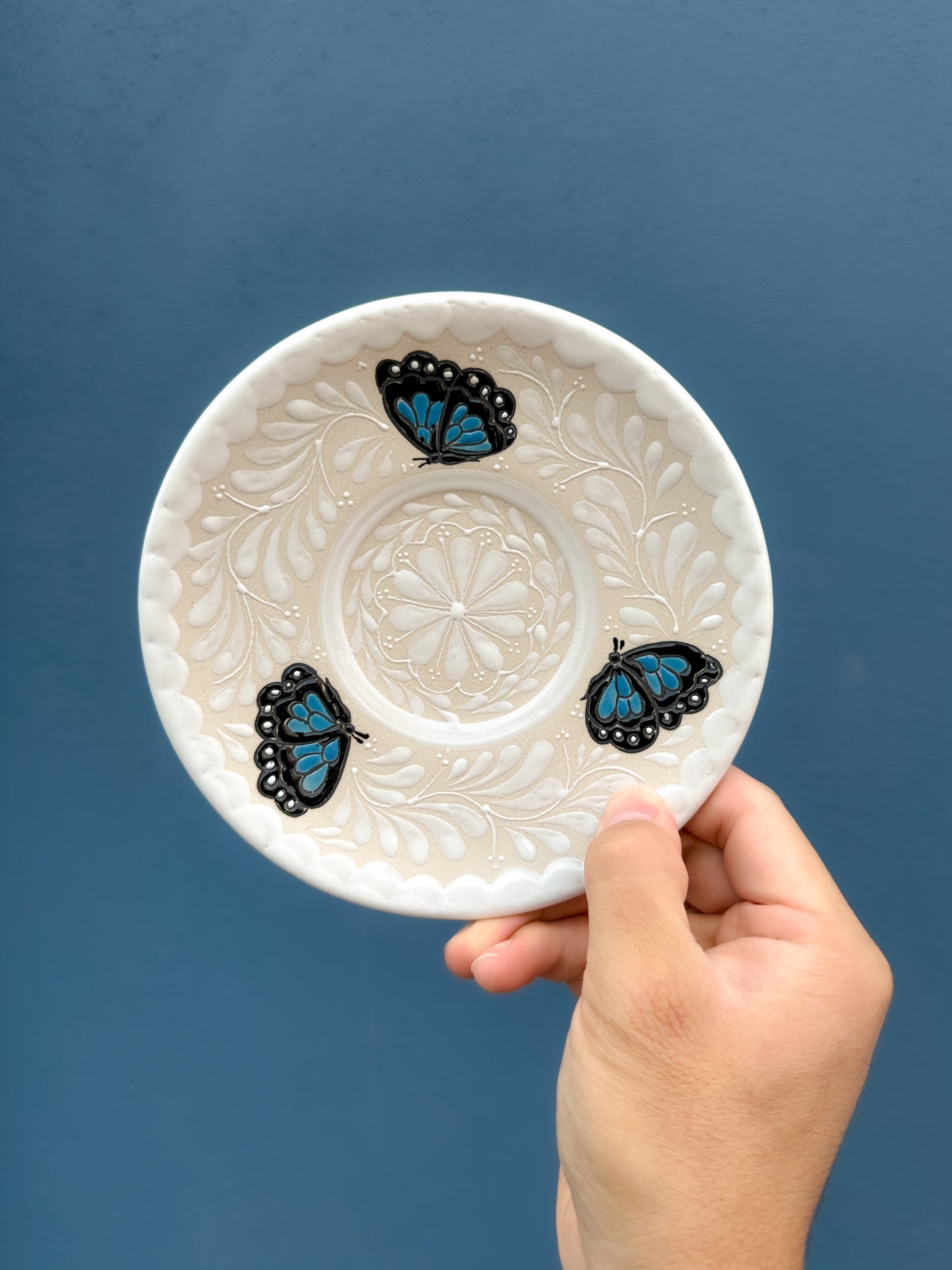 PEDIDO ANTICIPADO Plato de Postre Mariposas Azules (ENVÍO EN APROX. 6-12 SEMANAS)