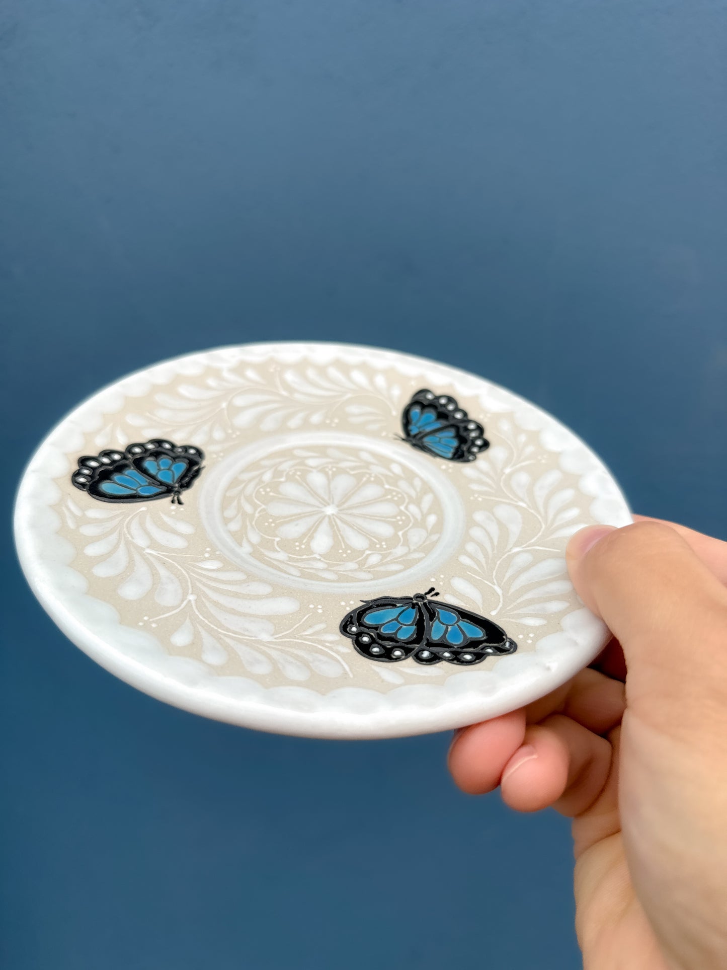 PEDIDO ANTICIPADO Plato de Postre Mariposas Azules (ENVÍO EN APROX. 6-12 SEMANAS)