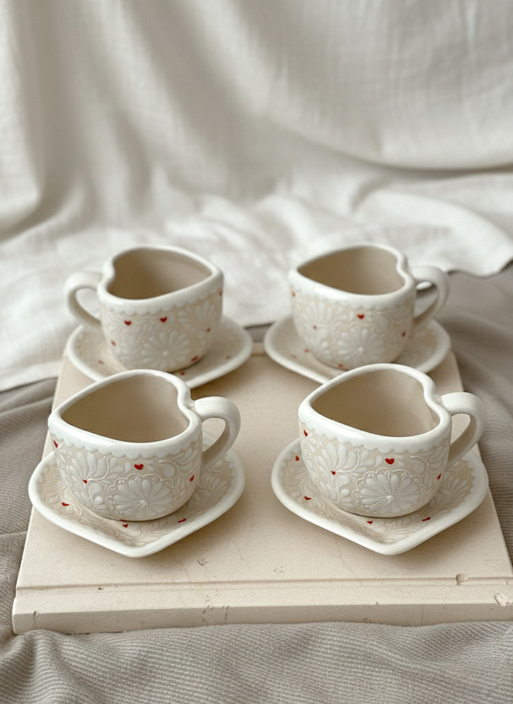 Juego de 4 tazas y platos Amorcito (RESERVA) (ENVÍO EN APROX. 6-12 SEMANAS)