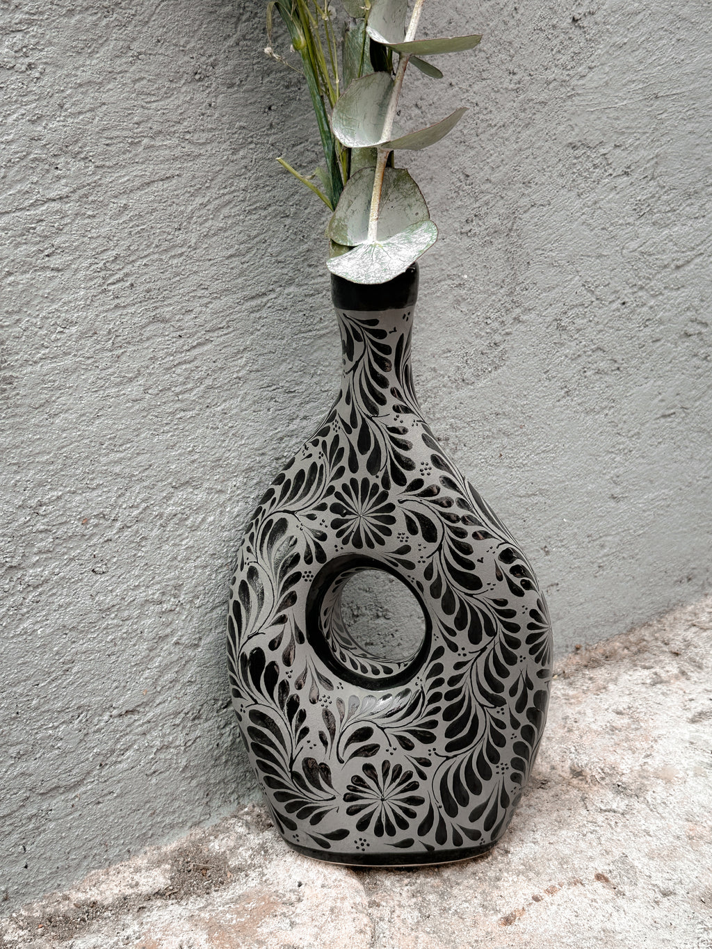 Jarrón redondo con flores en preventa (ENVÍO EN APROX. 6-12 SEMANAS)