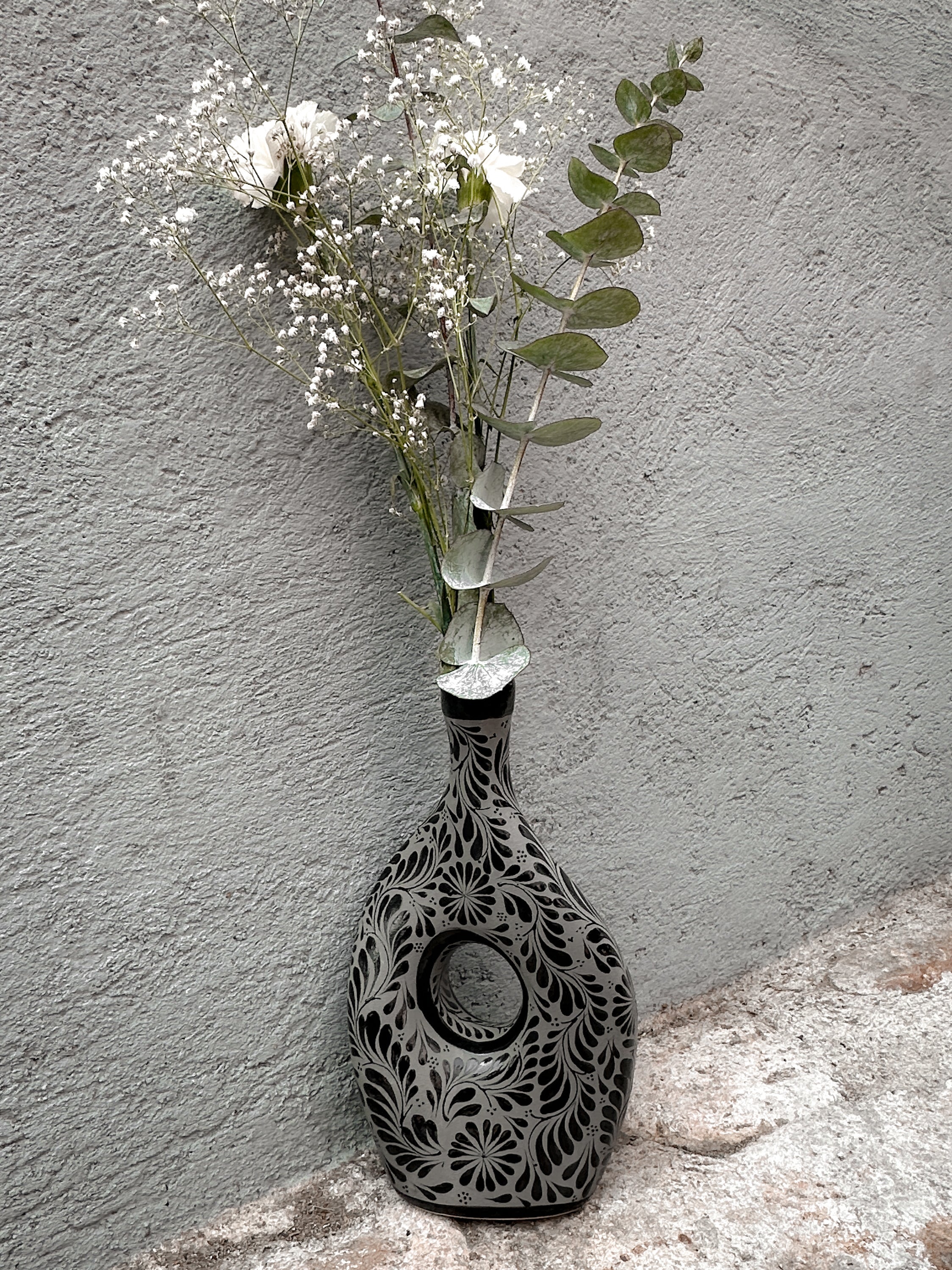 Jarrón redondo con flores en preventa (ENVÍO EN APROX. 6-12 SEMANAS)