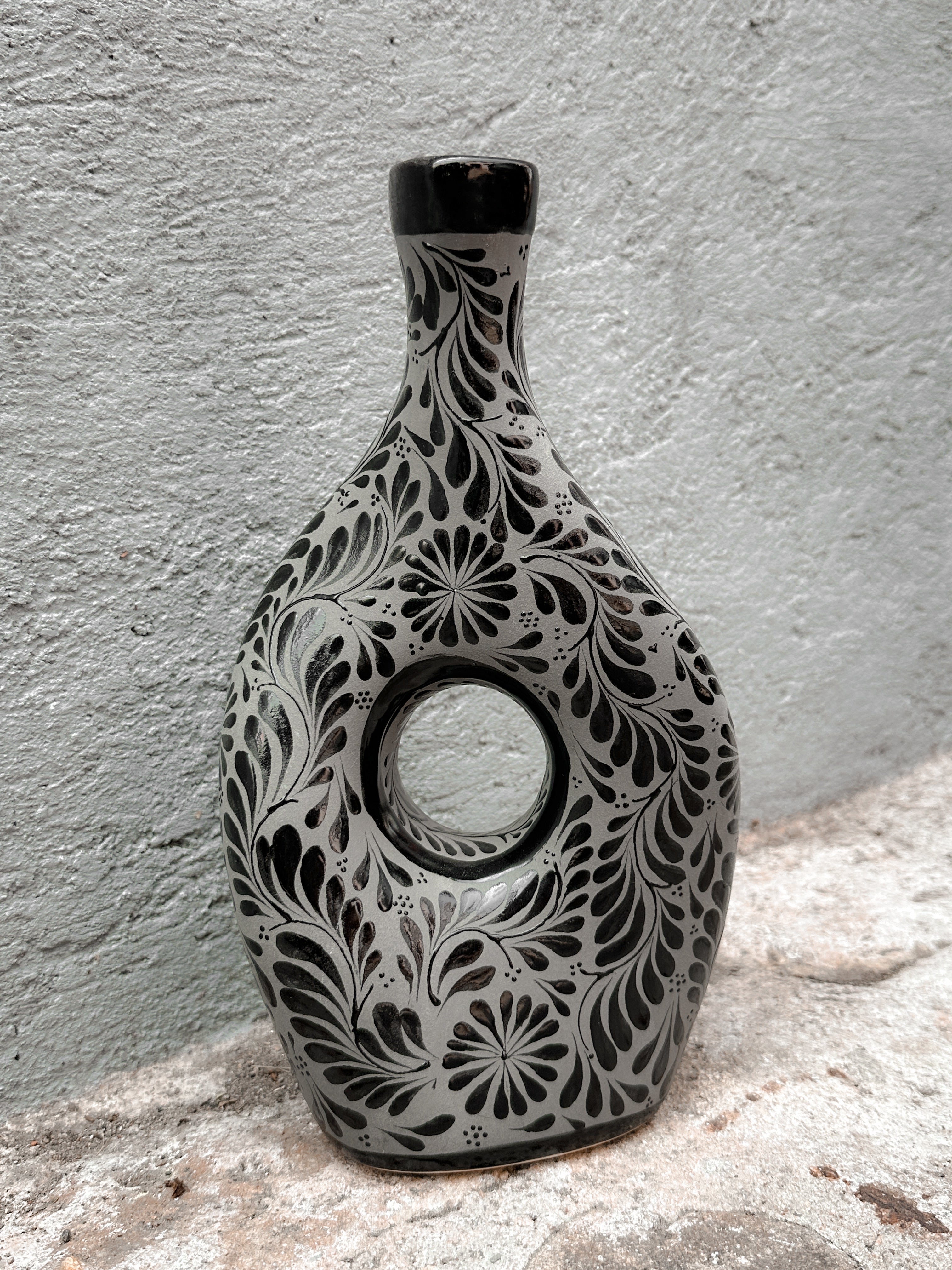 Jarrón redondo con flores en preventa (ENVÍO EN APROX. 6-12 SEMANAS)