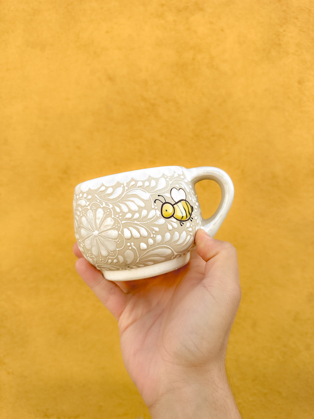 Taza de abejas (RESERVA) (ENVÍO EN APROX. 6-12 SEMANAS)