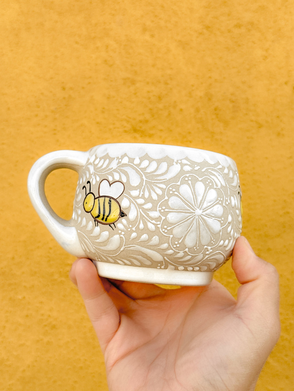 Taza de abejas (RESERVA) (ENVÍO EN APROX. 6-12 SEMANAS)