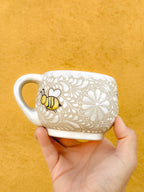 Taza de abejas (RESERVA) (ENVÍO EN APROX. 6-12 SEMANAS)