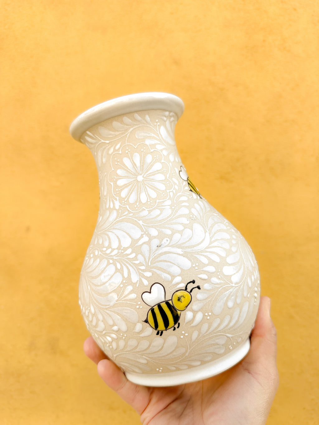 PRE-ORDEN Jarrón de flores con abejas (ENVÍO EN APROX. 6-12 SEMANAS)