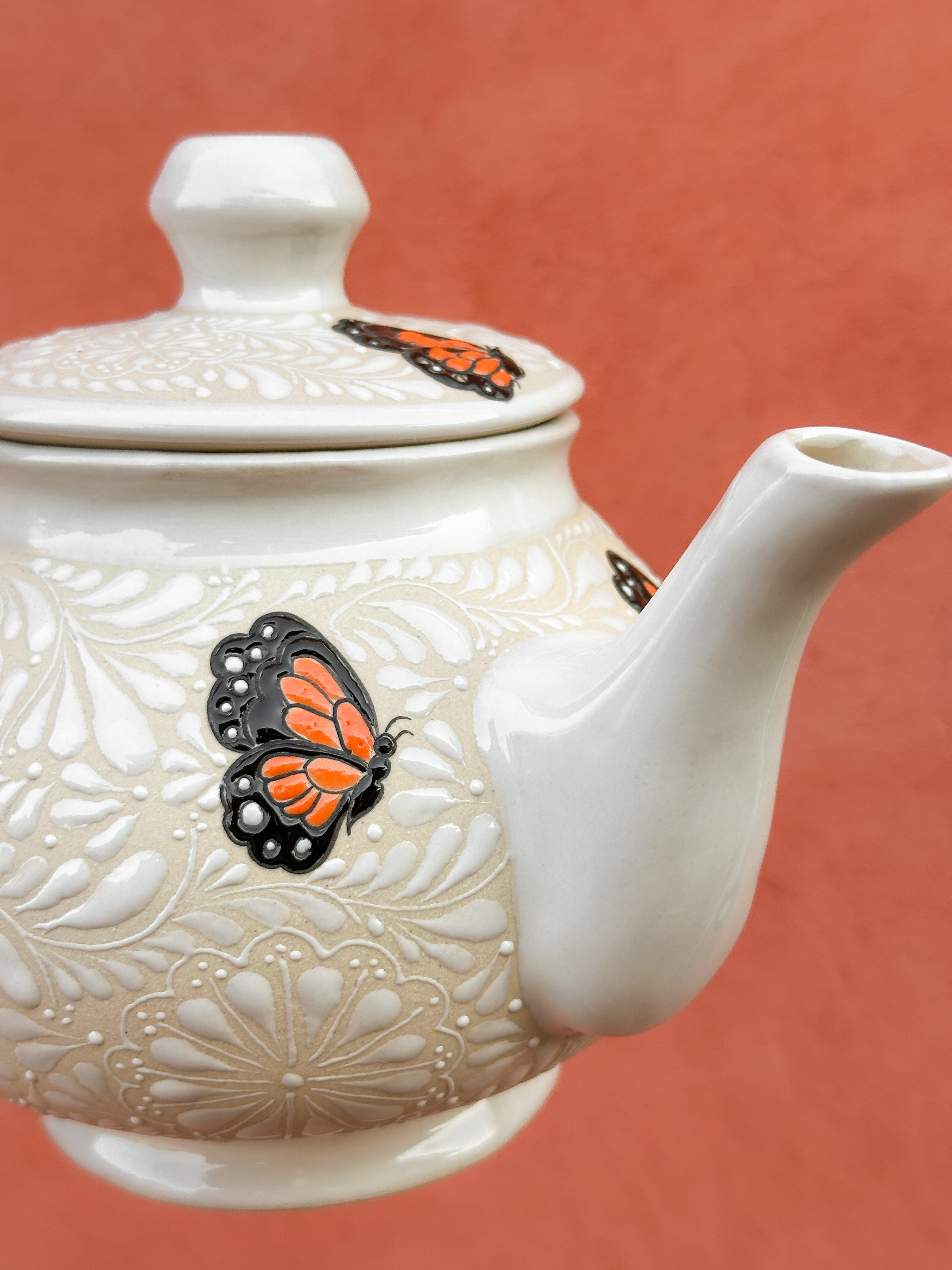 PRE-ORDEN Tetera Mariposas Monarca (ENVÍO EN APROX. 6-12 SEMANAS)