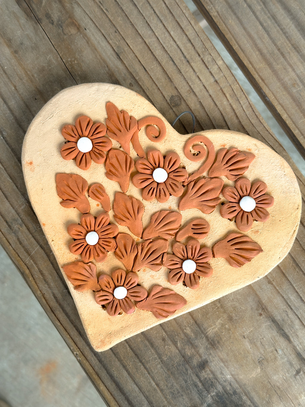 Decoración de pared floral con forma de corazón