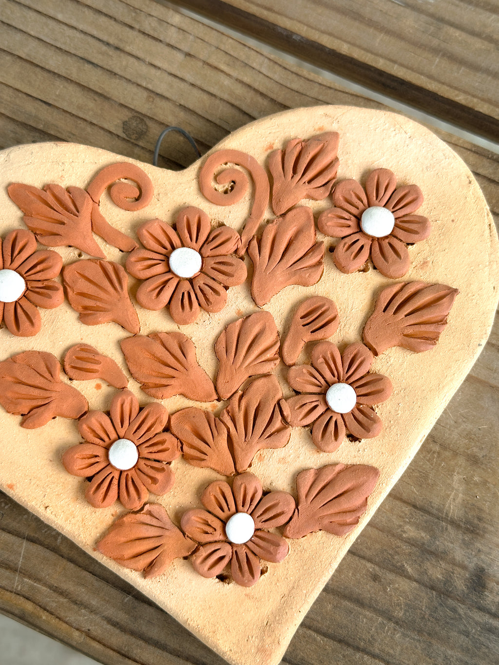 Decoración de pared floral con forma de corazón