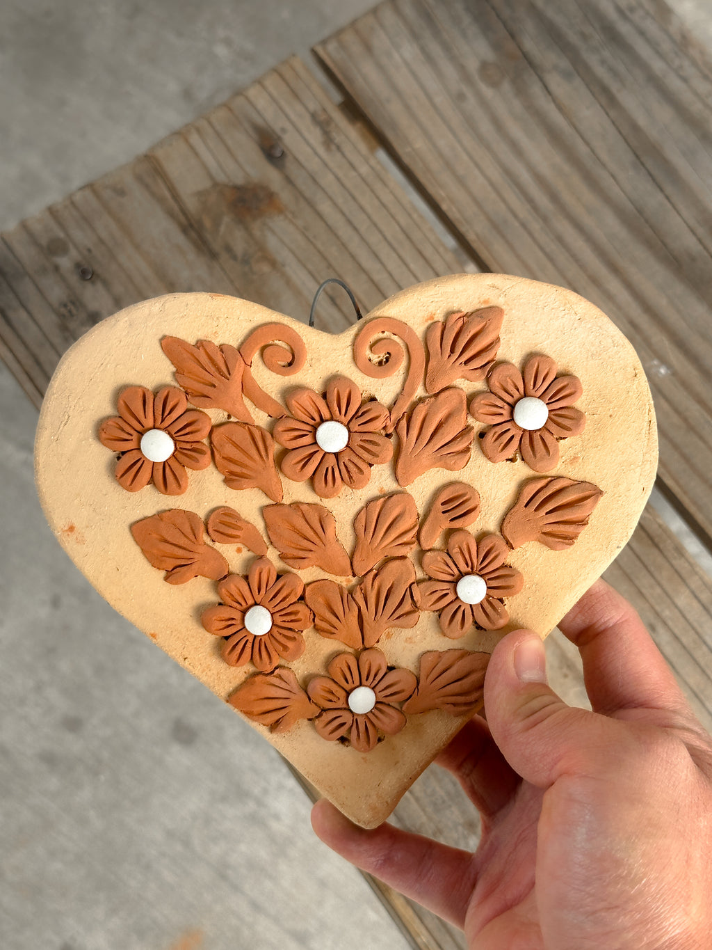 Decoración de pared floral con forma de corazón