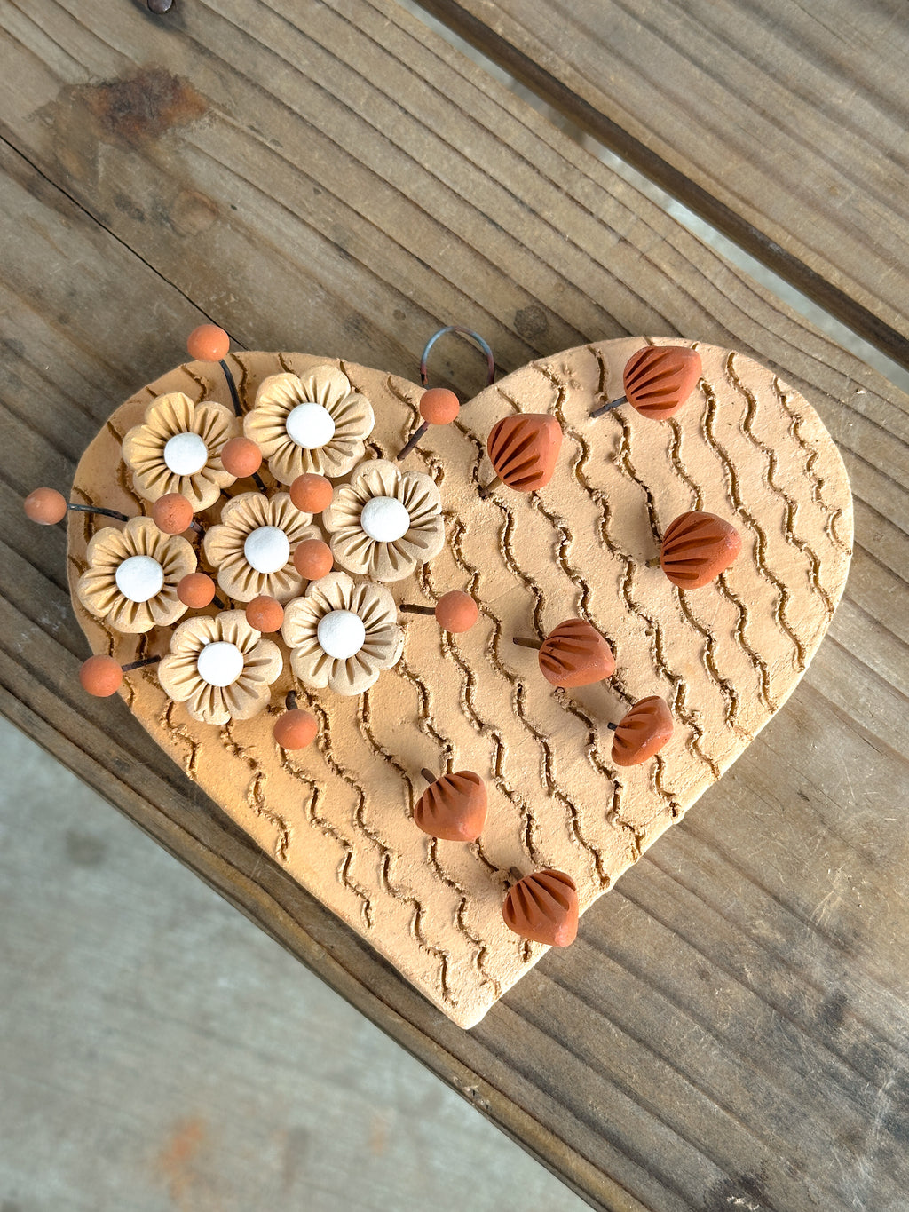 Decoración de pared floral con forma de corazón