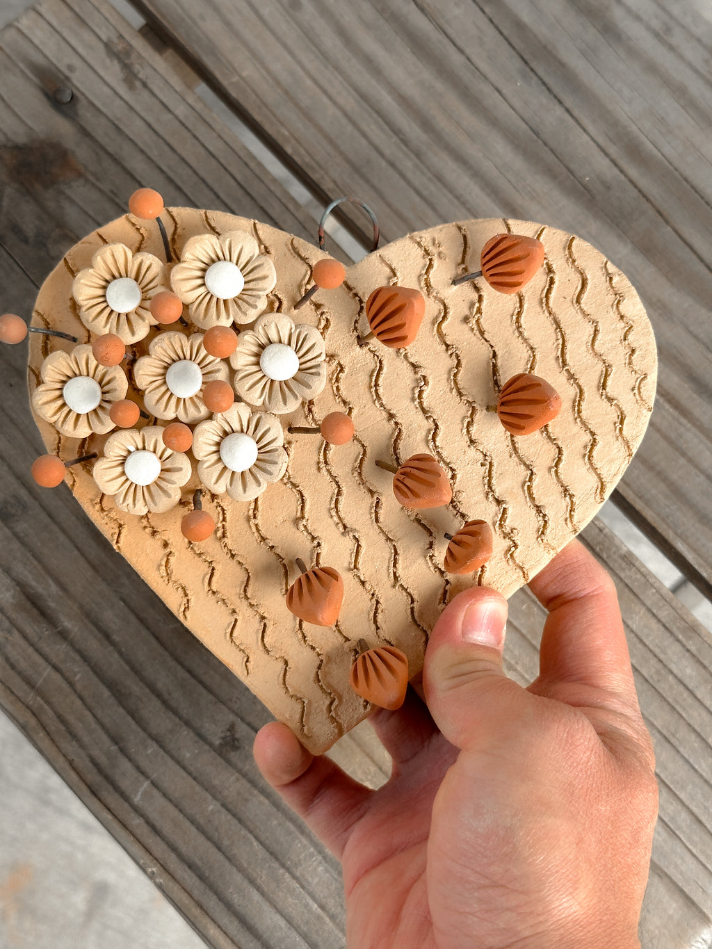 Decoración de pared floral con forma de corazón