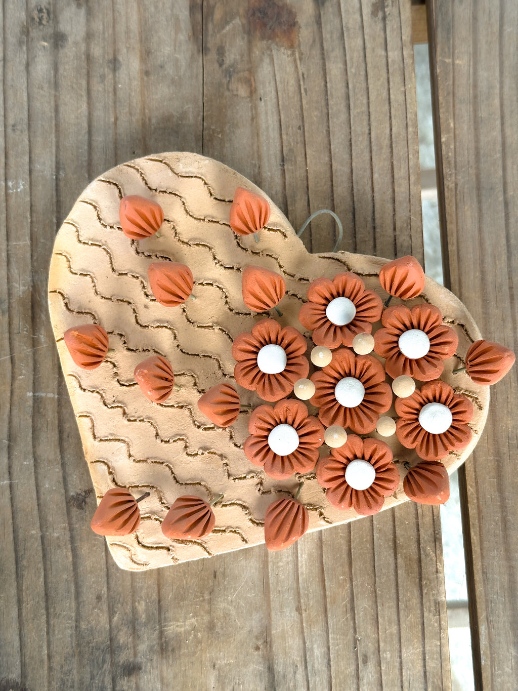 Decoración de pared floral con forma de corazón