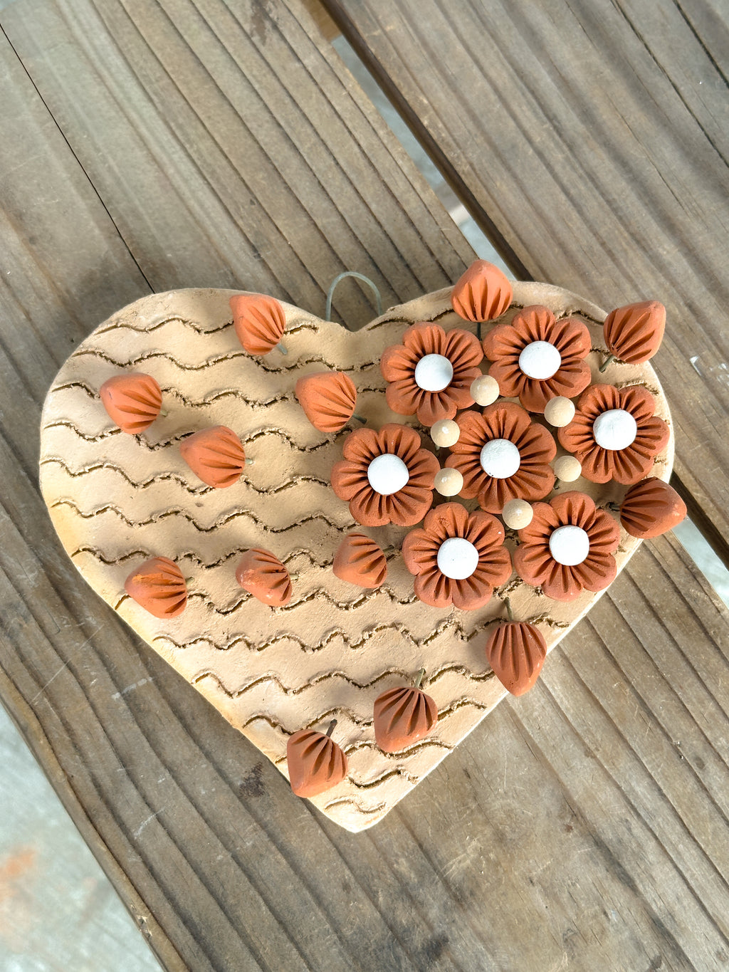 Decoración de pared floral con forma de corazón