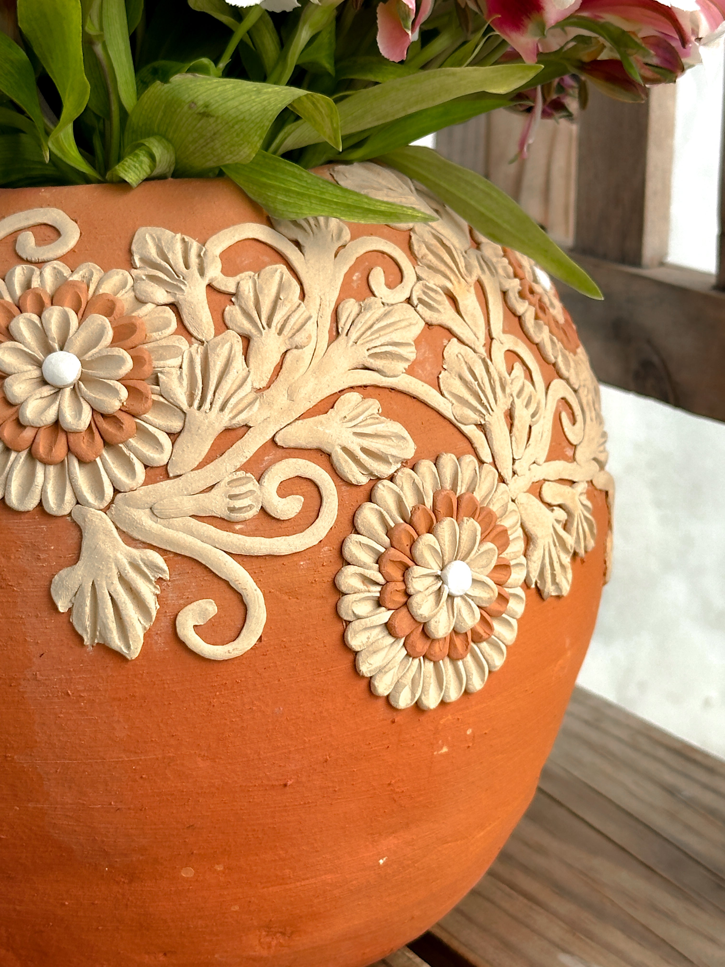 Jarrón decorativo redondo de flores