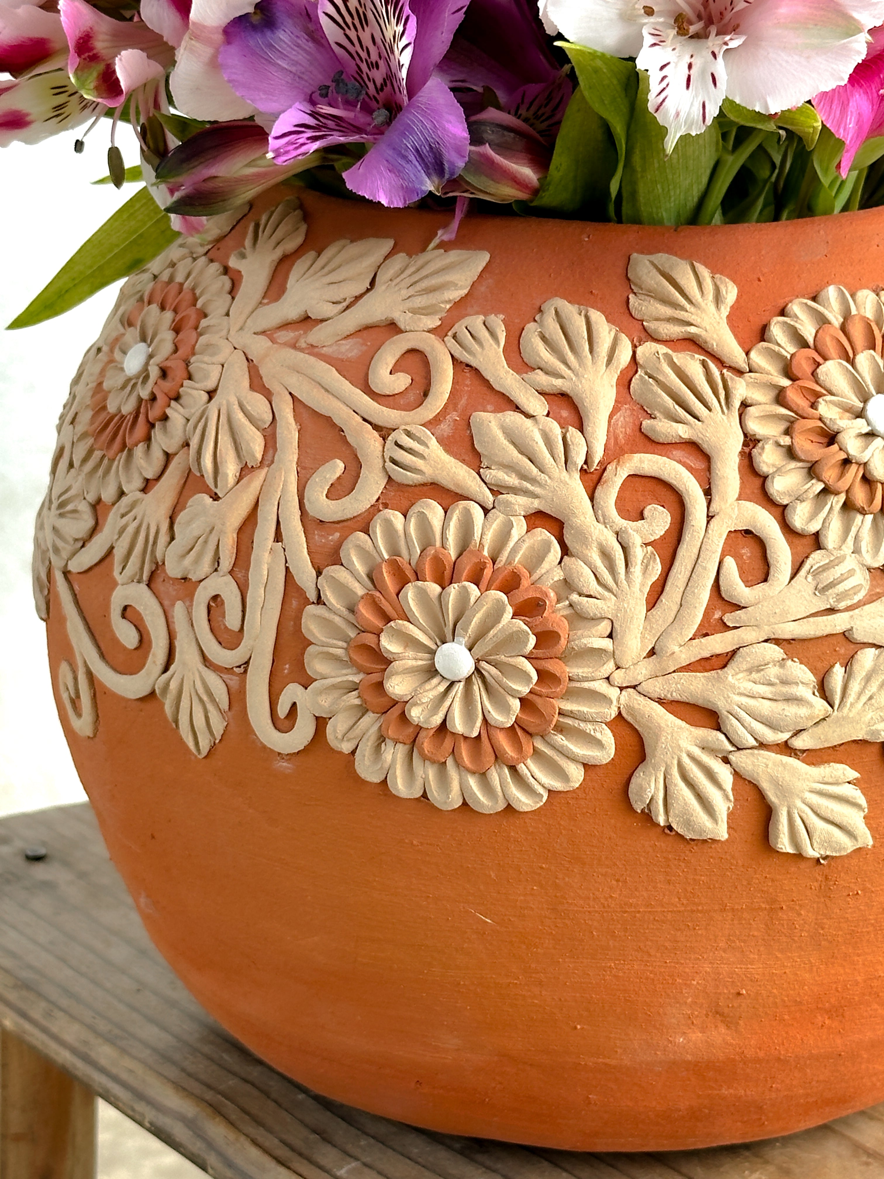 Jarrón decorativo redondo de flores