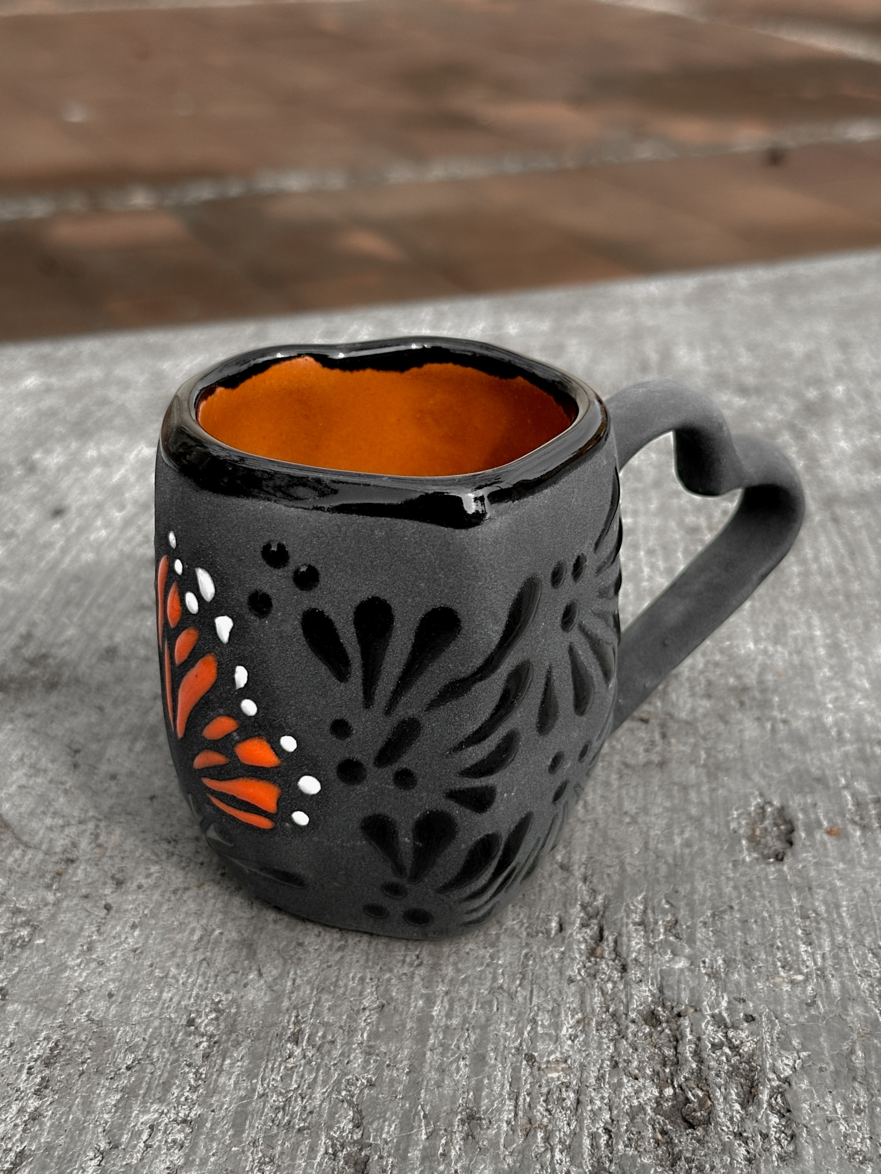 PRE-VENTA Taza Mariposa Negra Monarca Corazón (ENVÍO EN APROX. 6-12 SEMANAS)