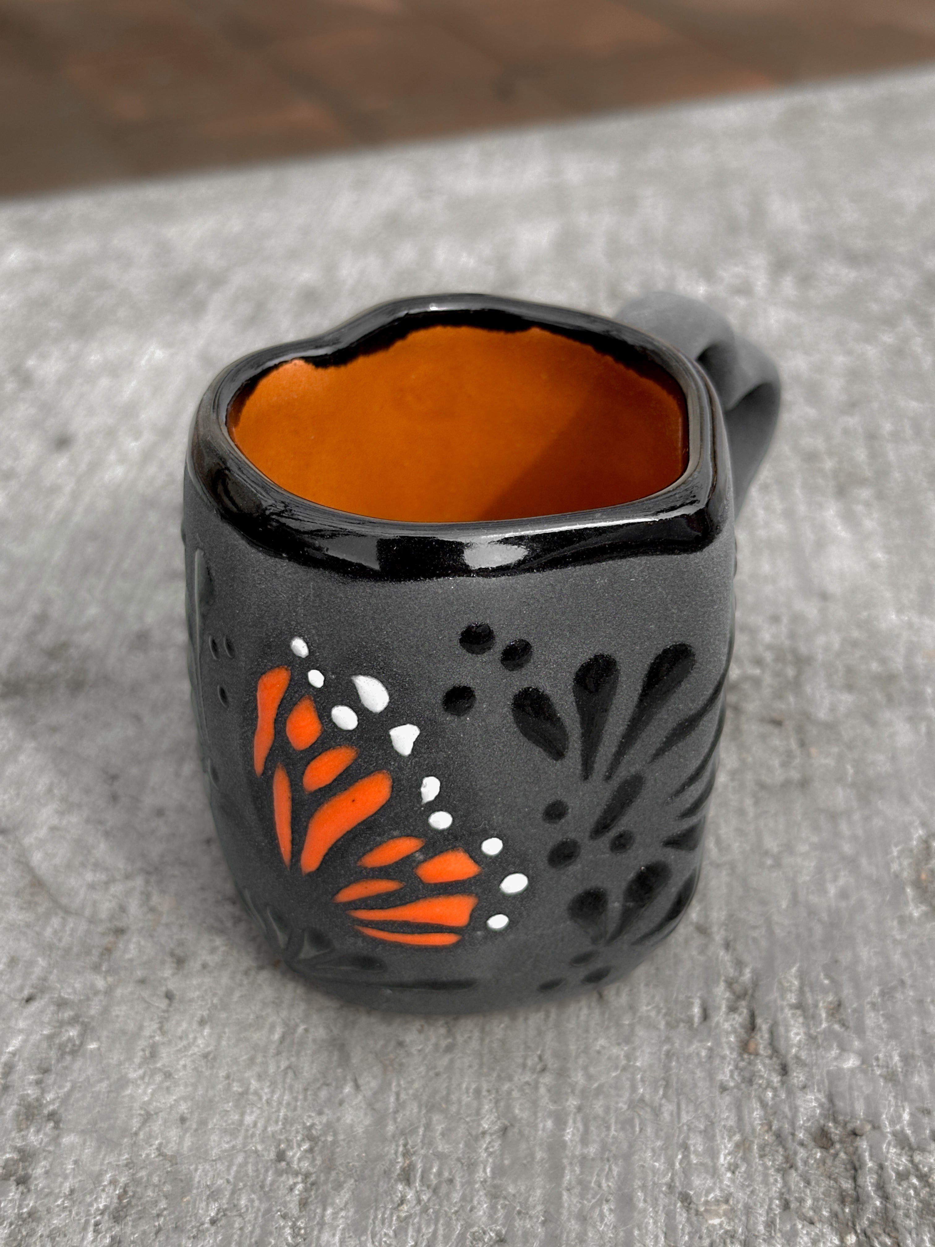 PRE-VENTA Taza Mariposa Negra Monarca Corazón (ENVÍO EN APROX. 6-12 SEMANAS)