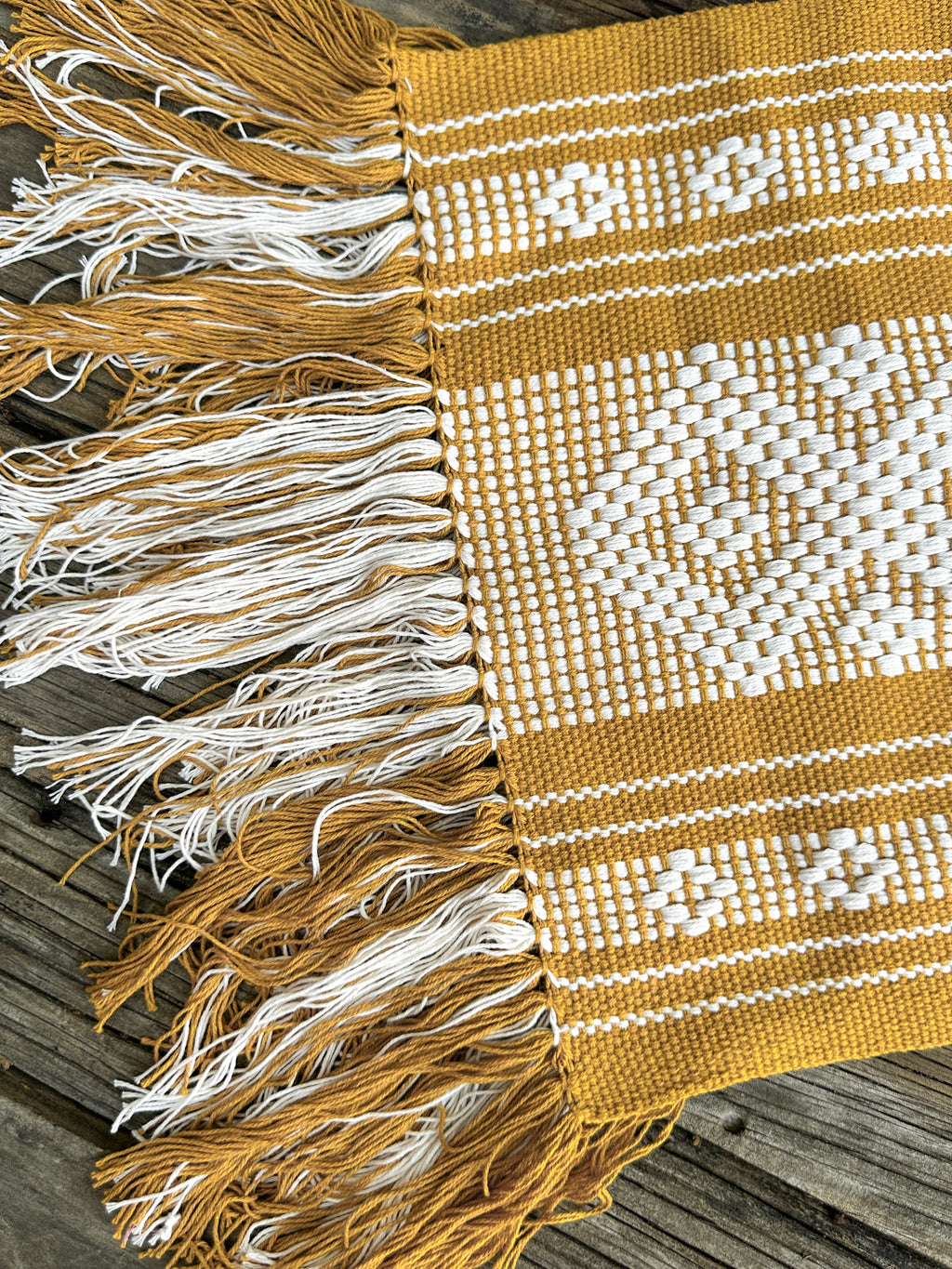 Miel Jalieza Table Runner