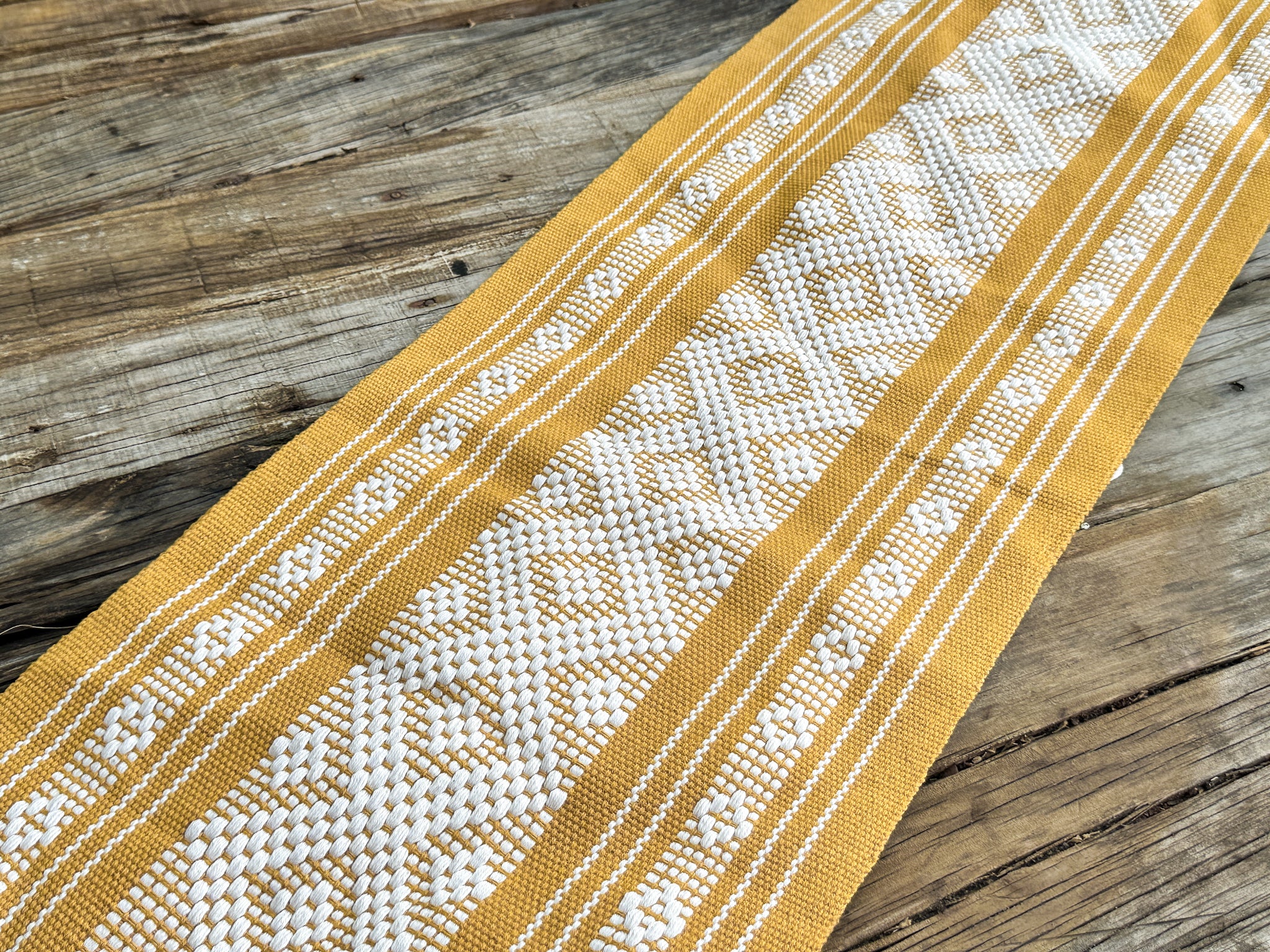 Miel Jalieza Table Runner