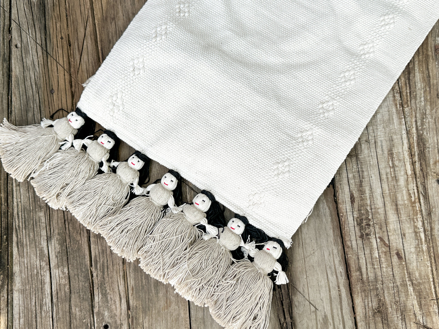 Muñequitas Jalieza Table Runner