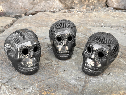 Calavera de azúcar mexicana de arcilla negra