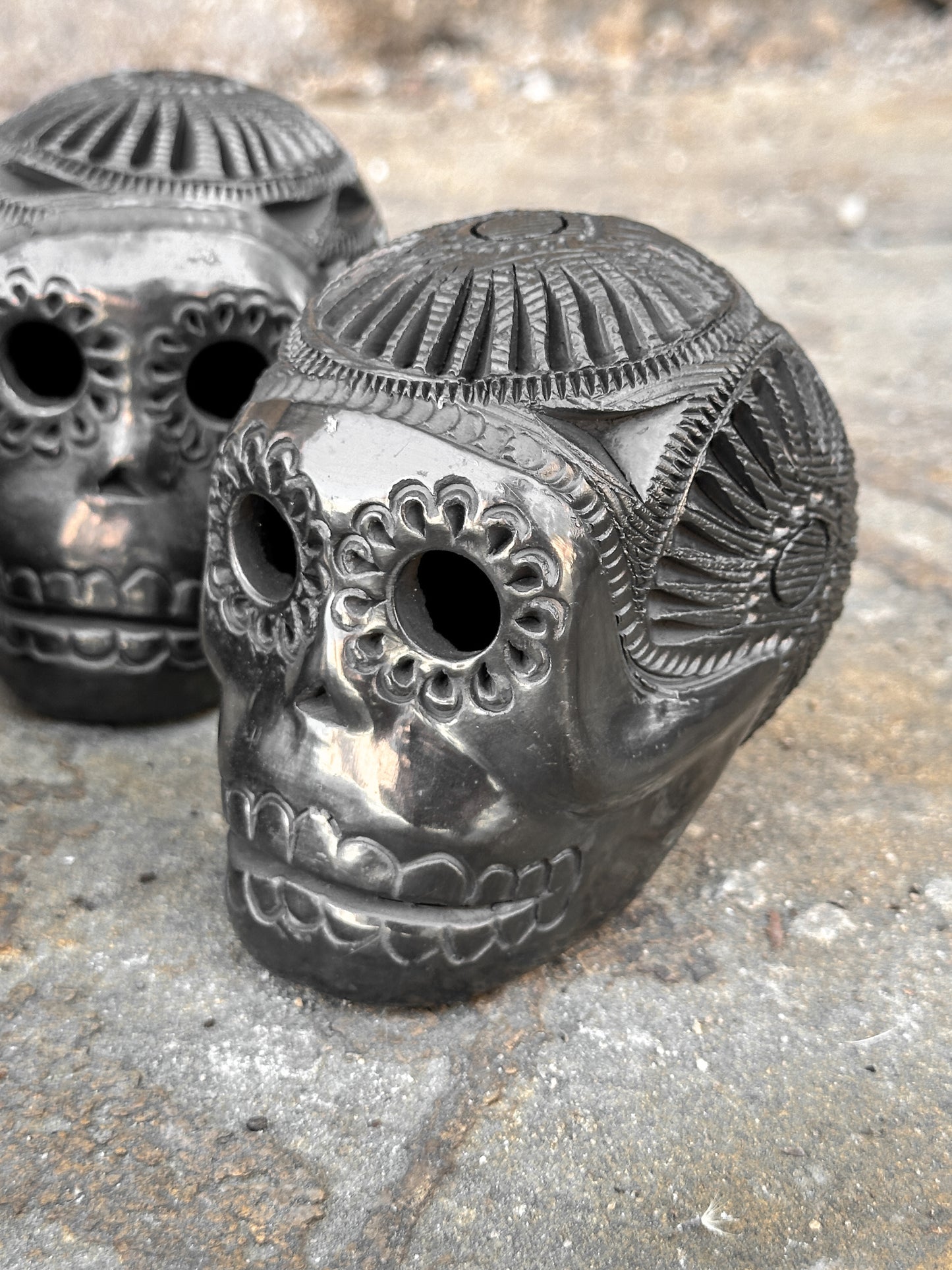 Calavera de azúcar mexicana de arcilla negra