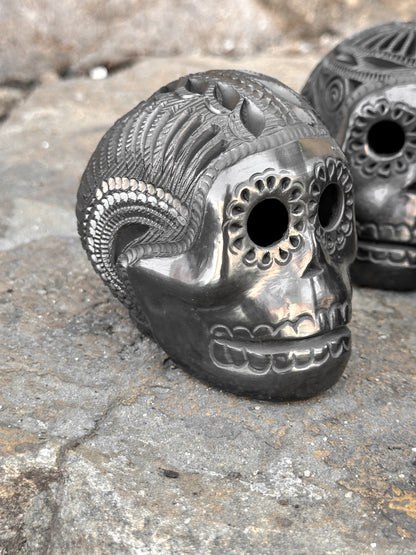 Calavera de azúcar mexicana de arcilla negra