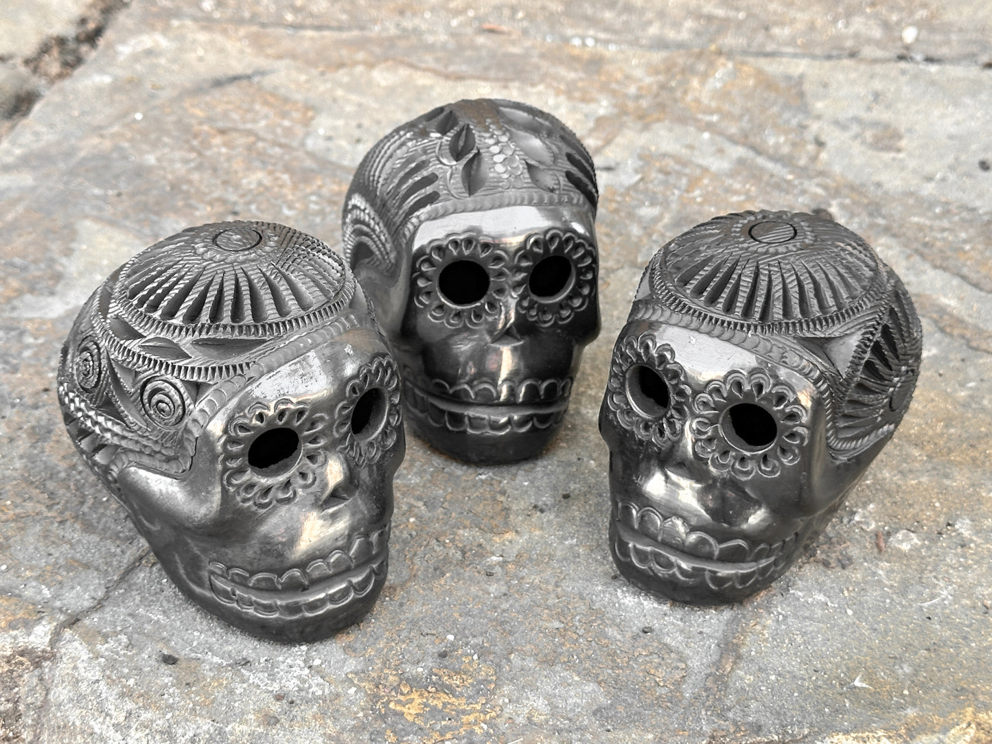 Calavera de azúcar mexicana de arcilla negra