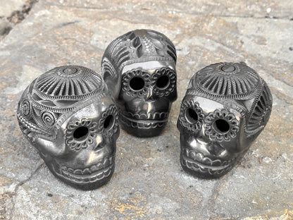 Calavera de azúcar mexicana de arcilla negra