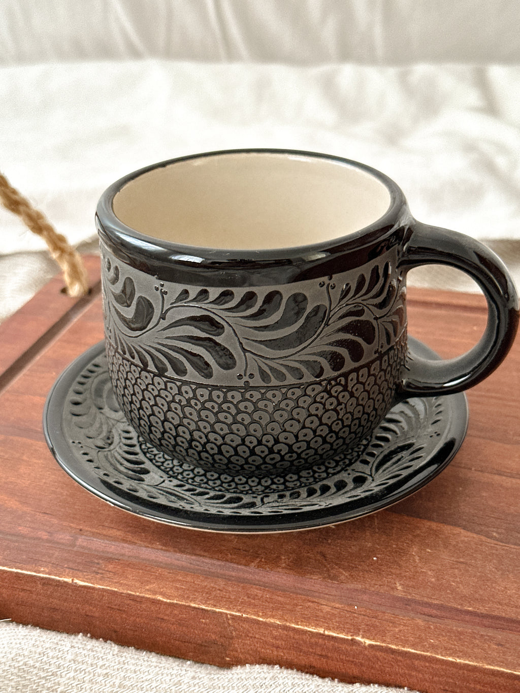 PRE-ORDER Raíces Black Mug And Plate Set (SHIPS IN APPROX. 6-12 WEEKS)