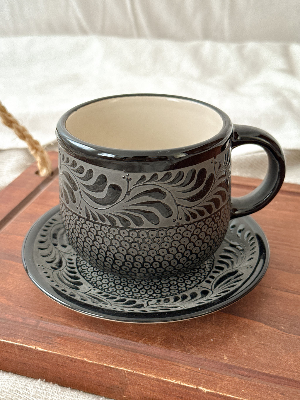 PRE-ORDER Raíces Black Mug And Plate Set (SHIPS IN APPROX. 6-12 WEEKS)