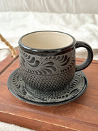 PRE-ORDER Raíces Black Mug And Plate Set (SHIPS IN APPROX. 6-12 WEEKS)
