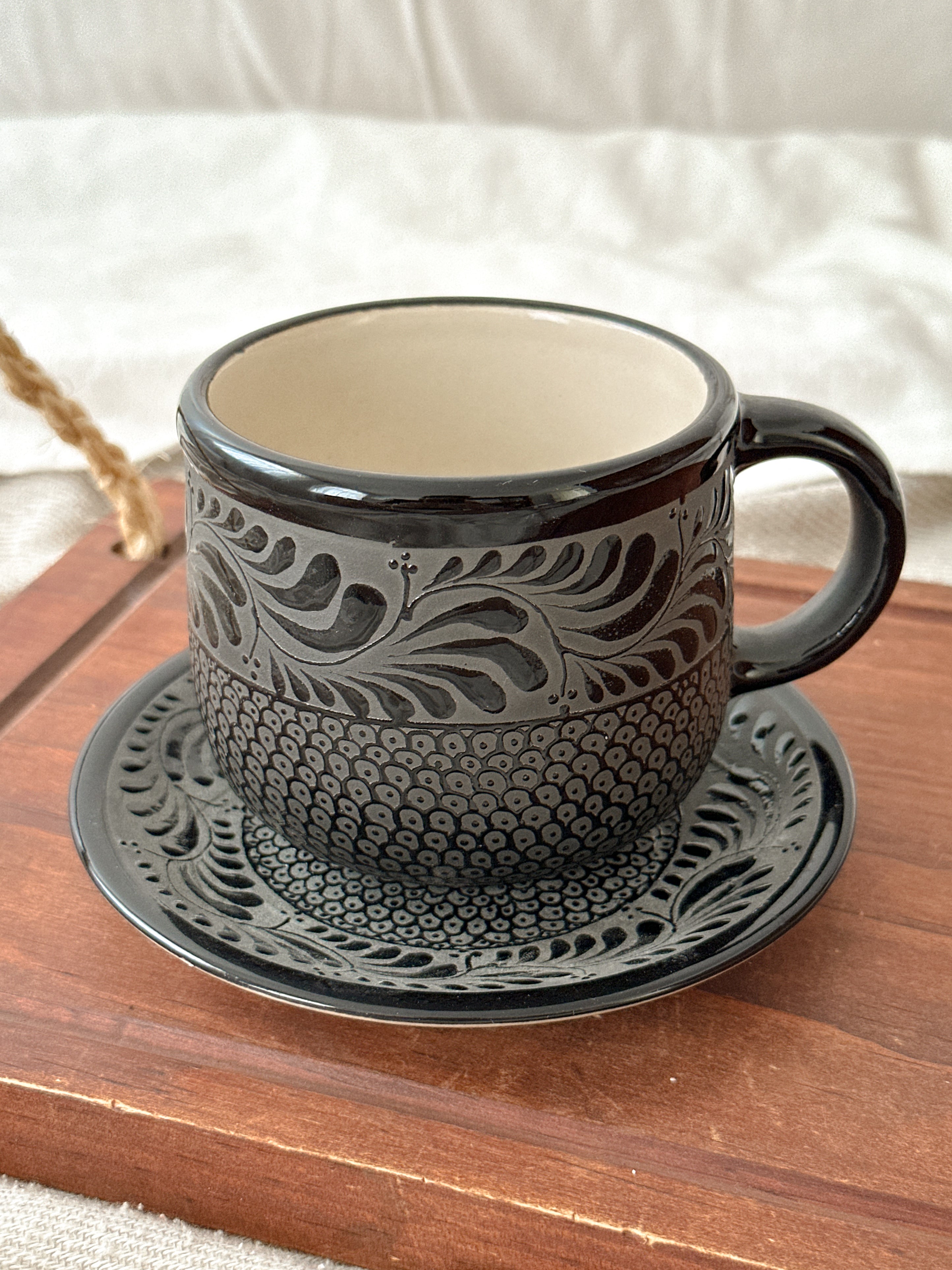 PRE-ORDER Raíces Black Mug And Plate Set (SHIPS IN APPROX. 6-12 WEEKS)