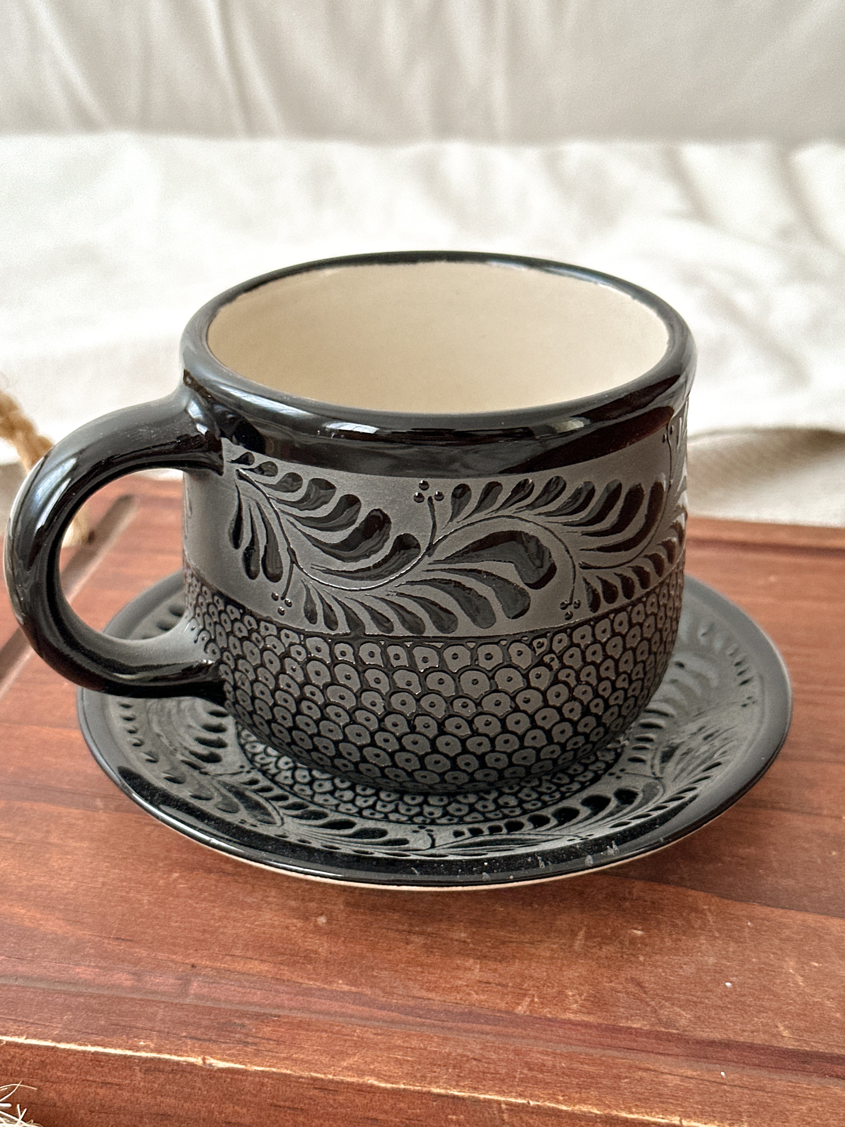 PRE-ORDER Raíces Black Mug And Plate Set (SHIPS IN APPROX. 6-12 WEEKS)