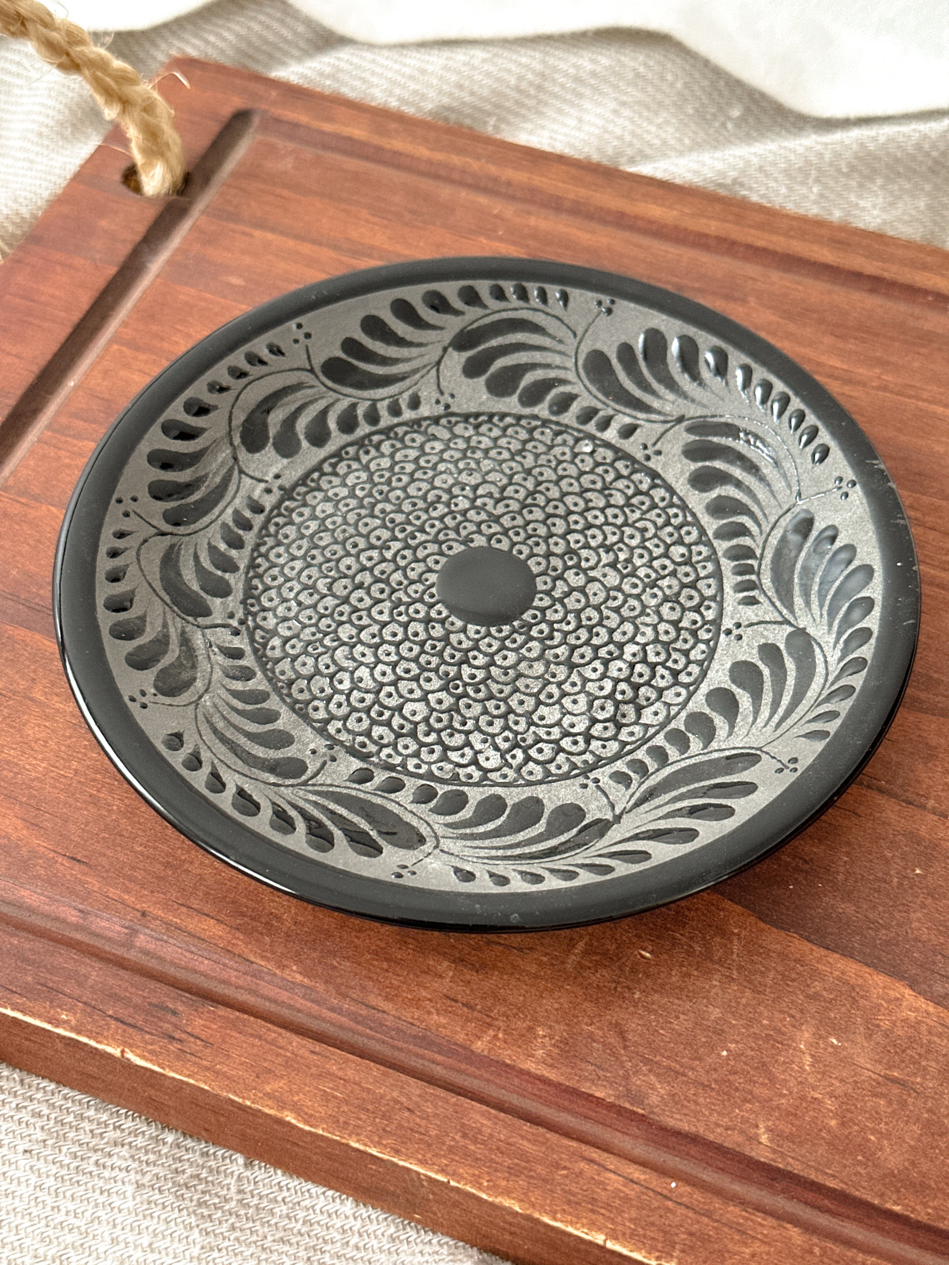 PRE-ORDER Raíces Black Dessert Plate (SHIPS IN APPROX. 6-12 WEEKS)