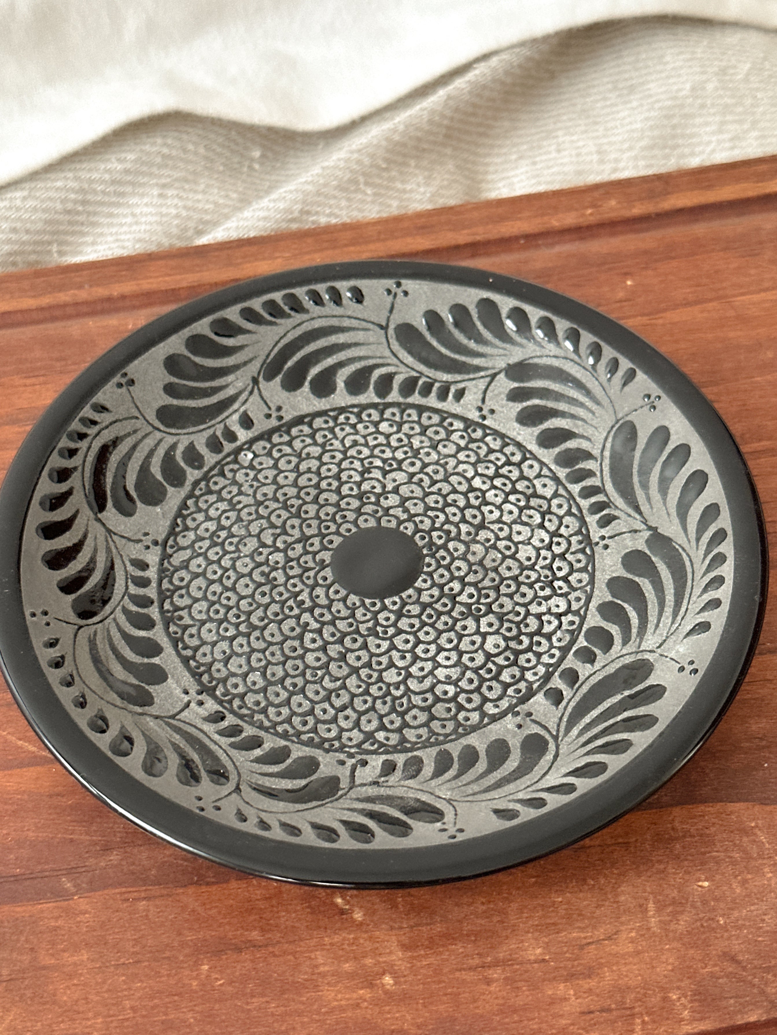 PRE-ORDER Raíces Black Dessert Plate (SHIPS IN APPROX. 6-12 WEEKS)