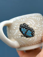 Taza Mariposas Azules (RESERVA) (ENVÍO EN APROX. 6-12 SEMANAS)