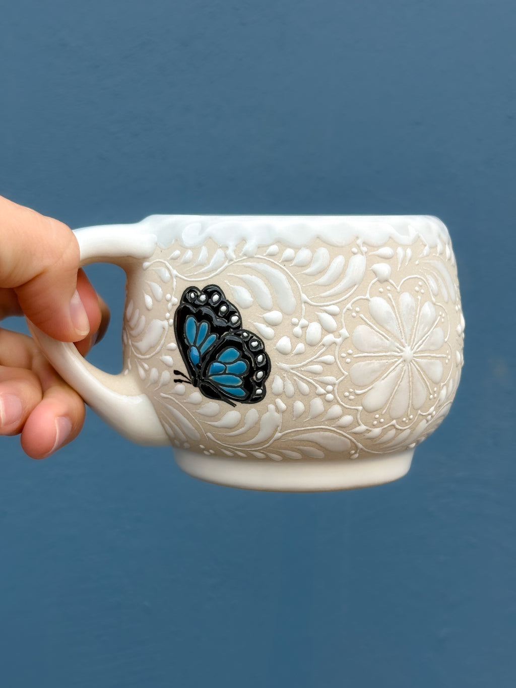 Taza Mariposas Azules (RESERVA) (ENVÍO EN APROX. 6-12 SEMANAS)